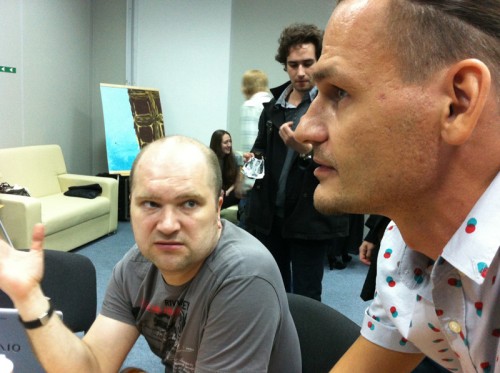 Евгений Литивнов и Василий Войнов обсуждают работы.
